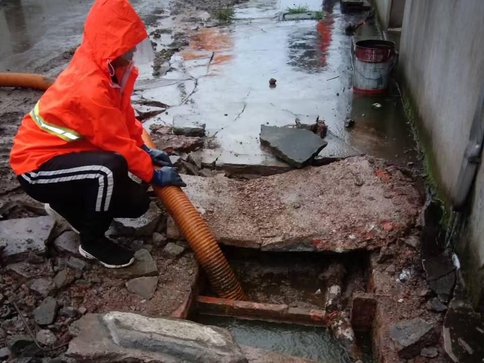 市中专业清理污水池 炜誉市政以规范流程守护城市 “肠道”