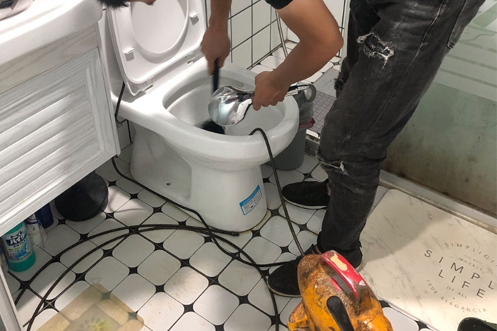 市中马桶堵塞自己疏通还是找师傅？专业上门服务让你省时更省心