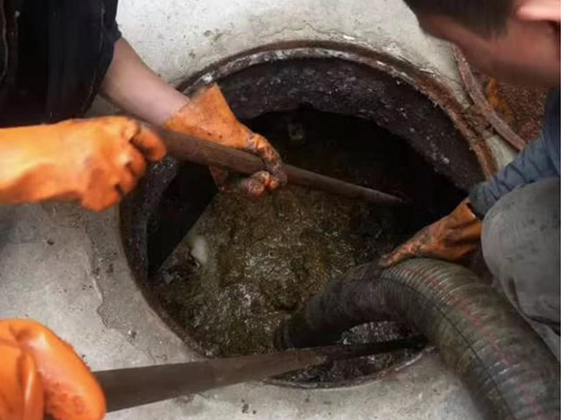 市中清理化粪池时如何避免沼气的危害？